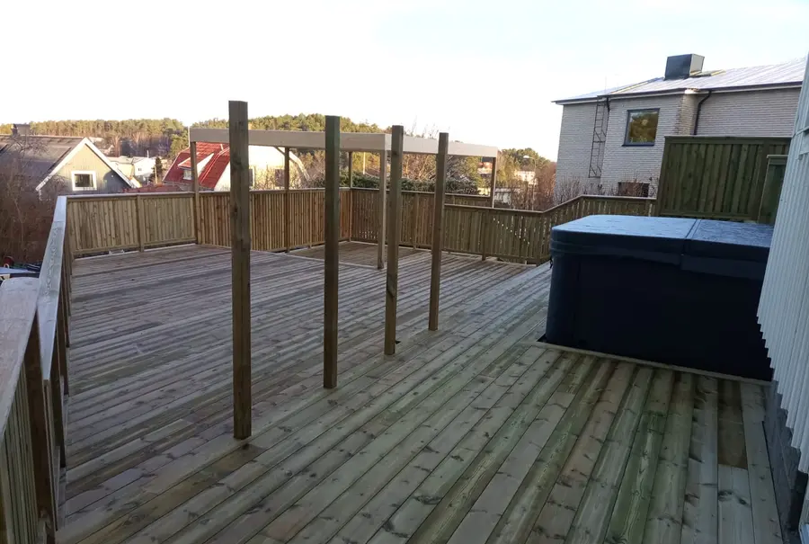 Övre däcket färdiglagt med pergolastolpar och spabad