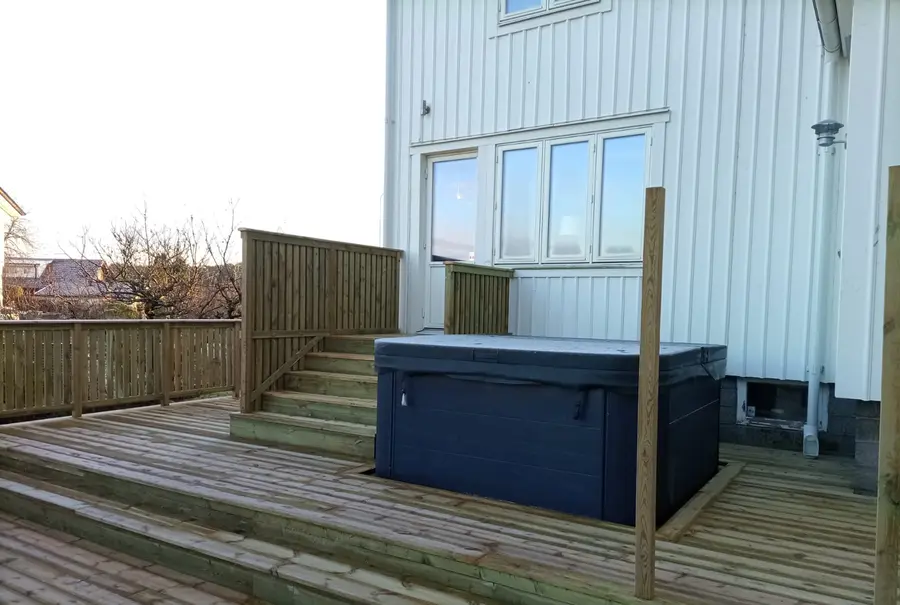 Nedsänkt plats för spabad i den nedre nivån