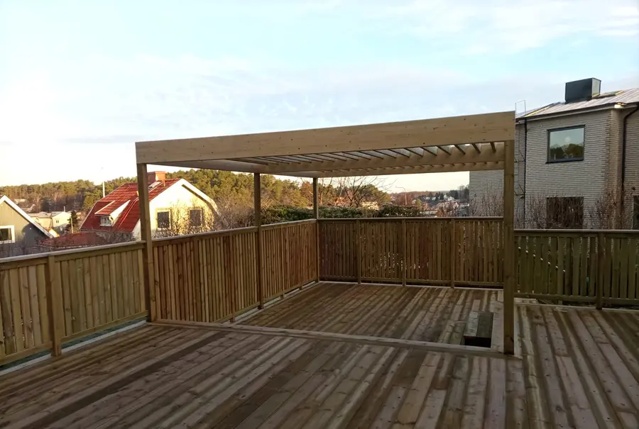 Pergola rest över den övre altannivån, tätt plank runt om